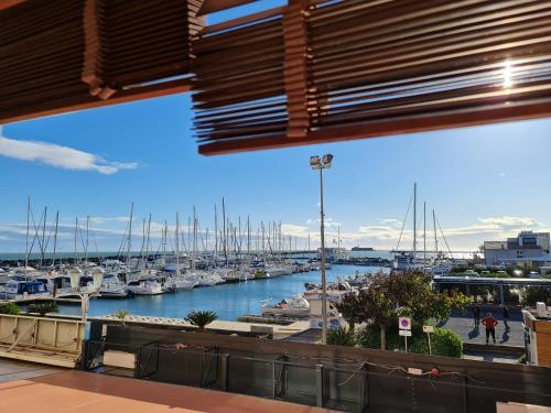 Résidence de standing la Pêcherie Spacieux T3 comme un cocon familial vue mer et sur l'avant port Sur le bout du bout de Cap d'Agde seule cap en Occitanie Le Cap d\'Agde france