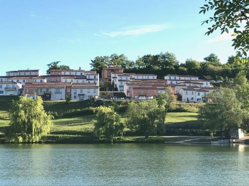 Village vacances Résidence L'Oustal Del Carlat Les Hauts du Lac Carla-Bayle