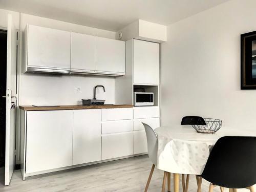 Appartement Résidence Les Dunes - Studio pour 2 Personnes 054 2  Square de l'Hôtel de Ville Erquy