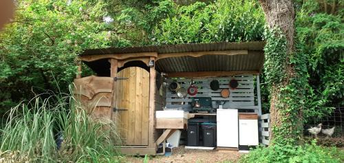 Retraite rustique en bordure de forêt à la campagne Belle-Isle-en-Terre france