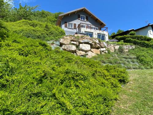 River Villa with amazing view + Jacuzzi, Garden, Forest access Vétraz-Monthoux france