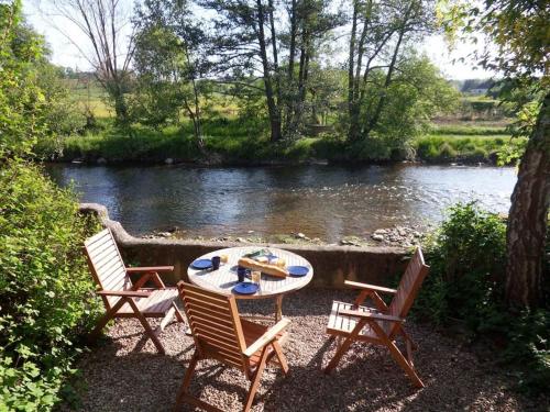 Rivierhuis aan de rivier bij Vézelay Saint-Père france