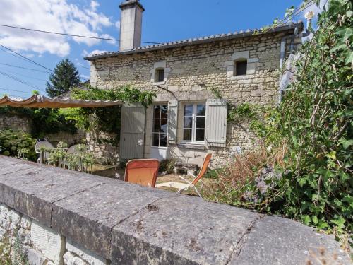 Romantic holiday home in Sossais with fenced garden Savigny-sous-Faye france