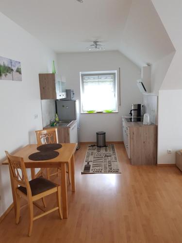 Appartement Romantik Ferienwohnung am Tor zum Allgäu - Erwachsenenferienwohnung 2 Buchstraße Fuchstal