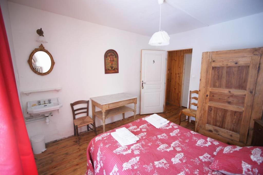 Maison de vacances Room in a house of the XVII century - N5 Chez Jean Pierre Rue de la forge, 05480 Villar-dʼArêne