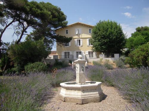 Room in Guest room - Guest Room in the heart of the vineyard Badens france