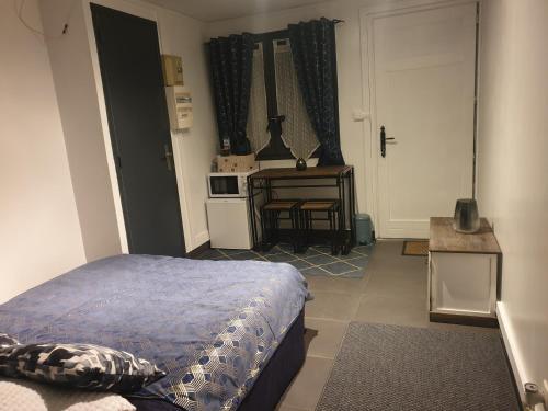 Maison de vacances Room in Guest room - Quiet independent room 141 Rue Garibaldi Saint-Maur-des-Fossés