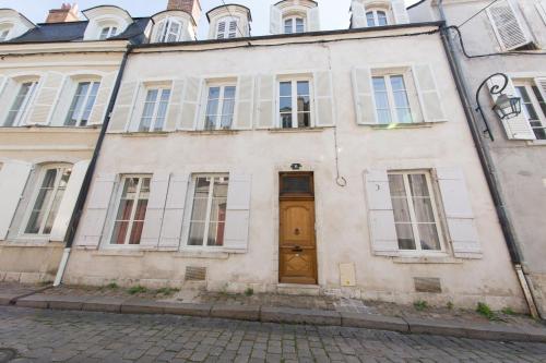 Room in Guest room - This 10th Century home sits in an exceptional setting in the center of Orleans Orléans france