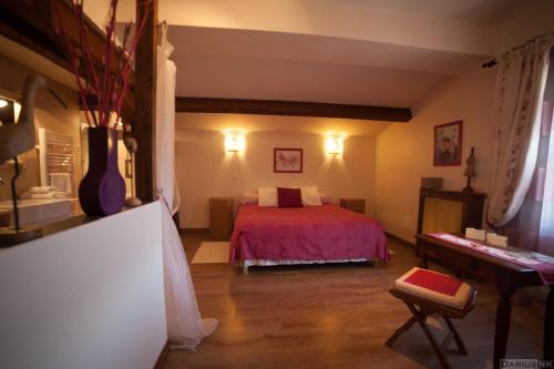 Room in Guest room - Wellington Guest Room in the heart of the vineyard Badens france