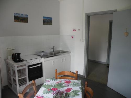 Appartement Rose, 4 pers. Villa Saint Antoine, Orcival, Sancy 15 route de rochefort Orcival