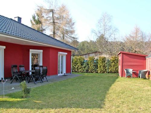 rotes Ferienhaus im Fischerdorf Freest allemagne