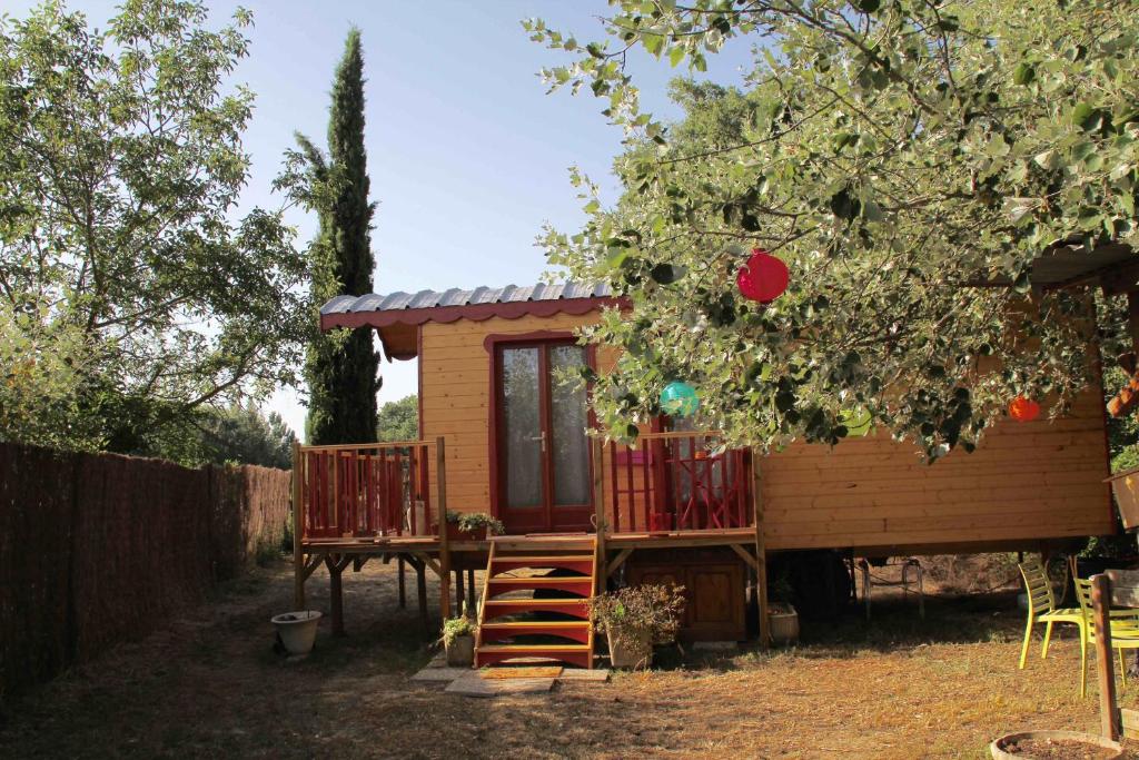 Maison d'hôtes Roulotte aux Peupliers 436 Chemin de l'Ourgouse, 84240 La Tour-dʼAigues