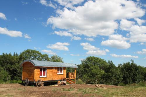 Camping roulotte impériale perchée- 2 Impasse de L’Arc en Ciel Sembadel