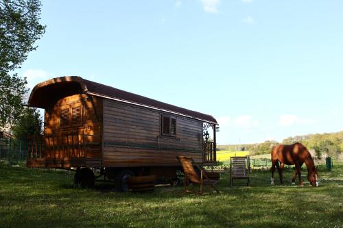 B&B / Chambre d'hôtes Roulotte Montfée 7 rue Montfée Semezanges