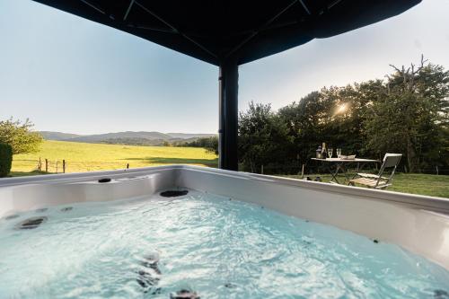 Roulotte Paradis: insolite, SPA privatif, piscine Chilly france