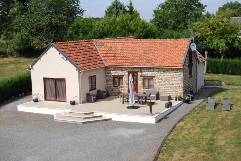 Maison de vacances Rural spacious bungalow with pool Les Basses Beaulinges, 12 Route des Beaulinges, Chalandrey, 50540 Chalandrey