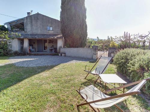 Maison de vacances Rustic Cottage in Oppede with Shared Pool  Maubec