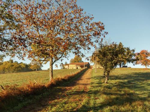 Maison de vacances Rustic Holiday Home In the Forest Saint Caprais 2 bedrooms 4 person  Saint-Caprais