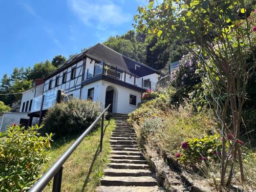 Saechsische-Schweiz-Ferienhaus-Wohnung-1-mit-Elbblick-Sauna-und-Kamin Königstein allemagne