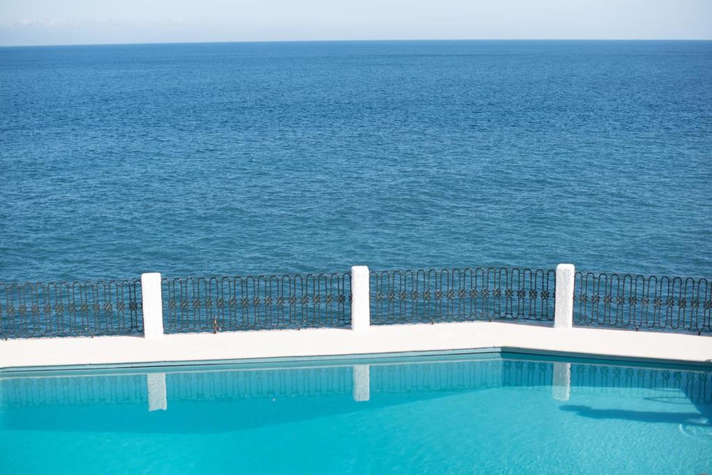 Maison de vacances Salt Water Villa - Sea Water Pool - Private Sea Access Caminho Ribeiro Francês 3, 9100-143 Santa Cruz