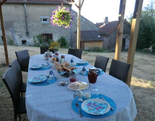 Sans Parure : Gîtes Buxières-sous-Montaigut france