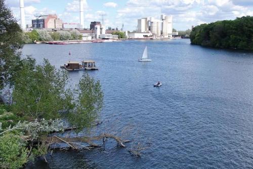 Bateau-hôtel Saunainsel - Hausboot mit schwimmender Sauna, Hottub und Tretboot in Berlin 32 Tunnelstraße Berlin