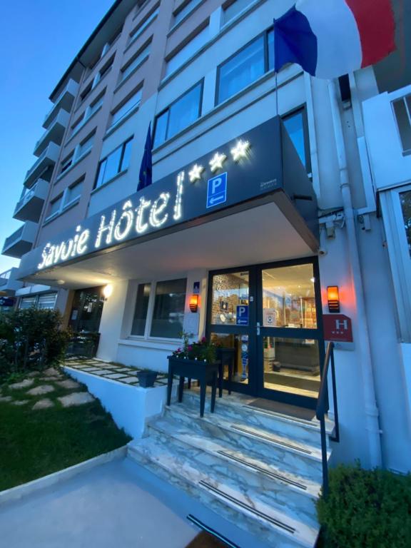 Hôtel Savoie Hotel aux portes de Genève 9 Avenue Louis Armand, 74160 Saint-Julien-en-Genevois
