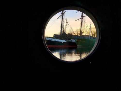 Bateau-hôtel Schiffshotel \ Lotsekai 8 Binnenschiff neben der Fußgängerbrücke Hambourg