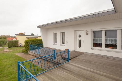 Schöner Massivbau-Bungalow an der Ostsee mit viel Naturholz eingerichtet Tarnewitz allemagne