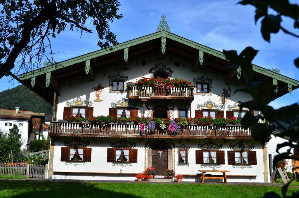 Appartements Schwabenbauernhof Wiesenstraße 8, 83324 Ruhpolding