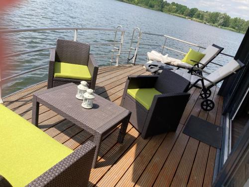 Maison de vacances Schwimmende Ferienwohnung, Hausboot Urlaub als Festlieger am Steg Waldstraße Zehdenick