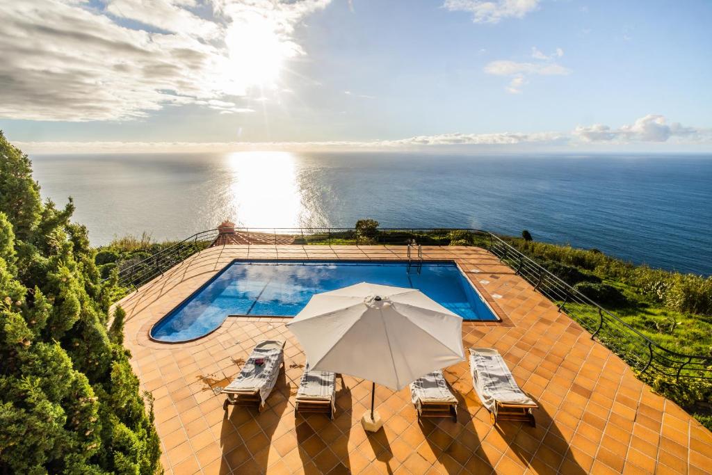 Villa Secluded Sunset Villa set in lush mature gardens with amazing sea view Rua Dr. Mario Correia Sardinha 3, 9370-309 Fajã da Ovelha