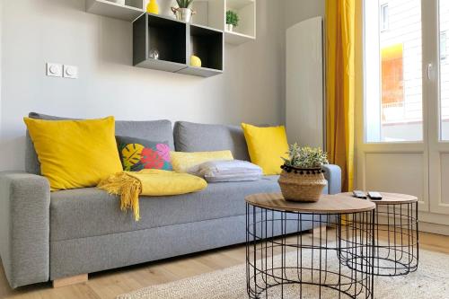 Appartement See life in yellow For 6 in a famous district #D6 39 Rue Marceau Grenoble