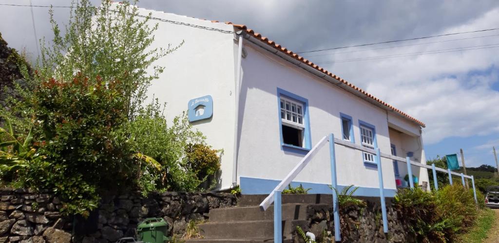 Séjour à la campagne A Barraka: rent your room in Flores! 9 Rua Eirinha Velha 9960-250 Lajes das Flores