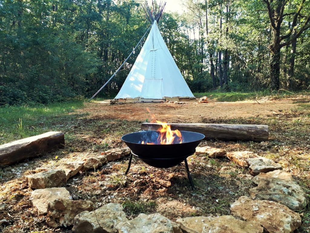 Séjour à la campagne Grand tipis confortable et chalet en rondin du Grand Peuch Lascaux en Périgord 1044 Routes des sablous Le Grand Peuch 24290 Les Farges