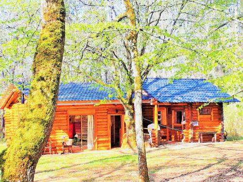 Grand tipis confortable et chalet en rondin du Grand Peuch Lascaux en Périgord