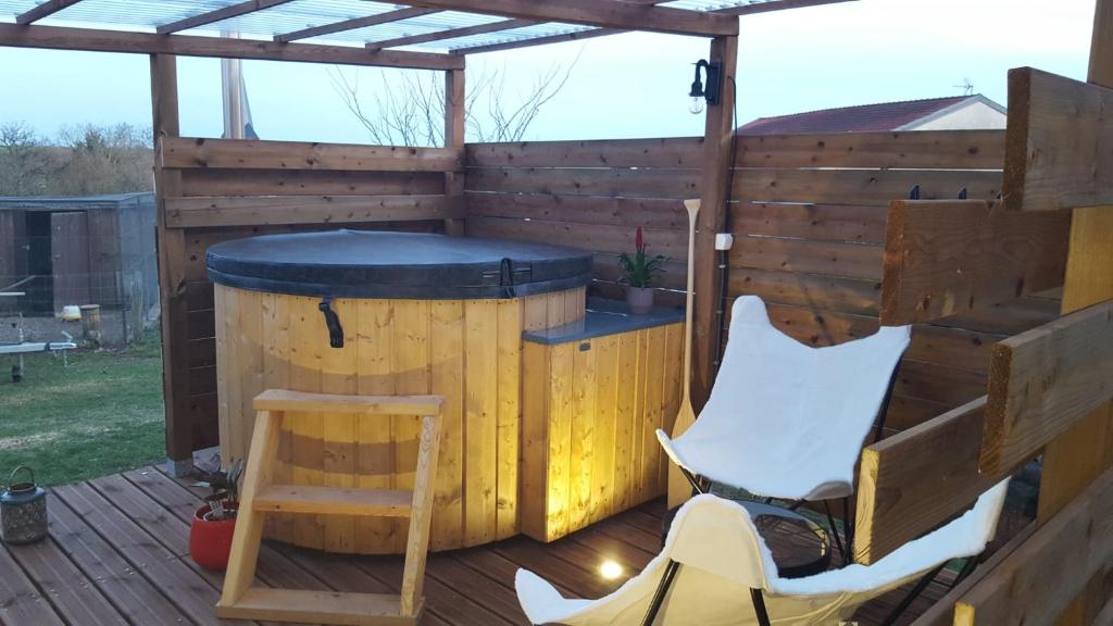 LA ROULOTTE DES AMISH & Bain Nordique à Remous Jacuzzi Grande rue 42 chemin des terres blanches, 54830 Mattexey