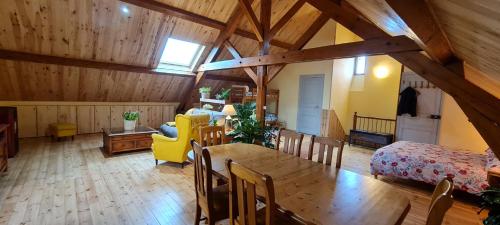 Loft mansardé du train jaune avec vue sur les montagnes
