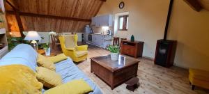 Loft mansardé du train jaune avec vue sur les montagnes
