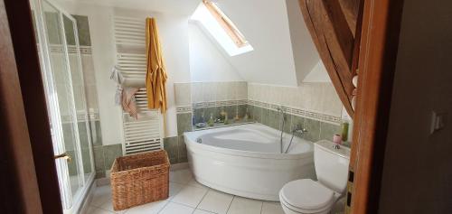 maison avec piscine et jardin arboré