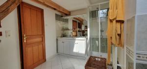 maison avec piscine et jardin arboré