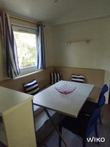 mobil home à l'oree du bois