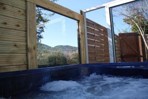 Petit chalet climatisé avec jacuzzi privé
