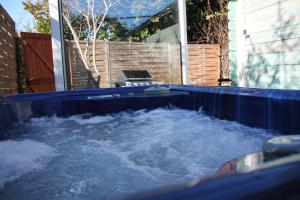 Petit chalet climatisé avec jacuzzi privé