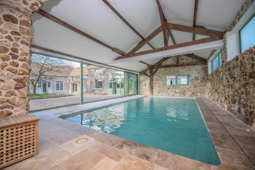 Belle résidence rurale rénovée tout confort avec piscine intérieure chauffé