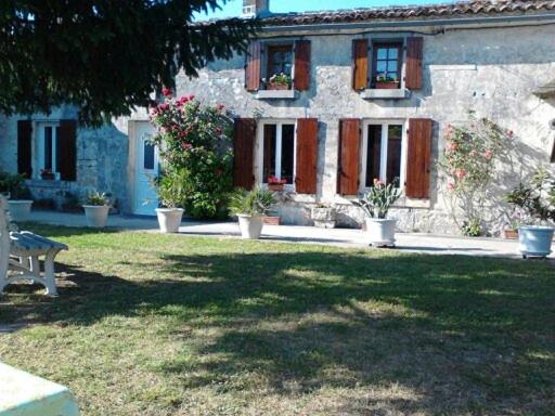 Séjour à la ferme la Belle Charentaise 9 Chemin de Chez Michelet 16200 Mainxe