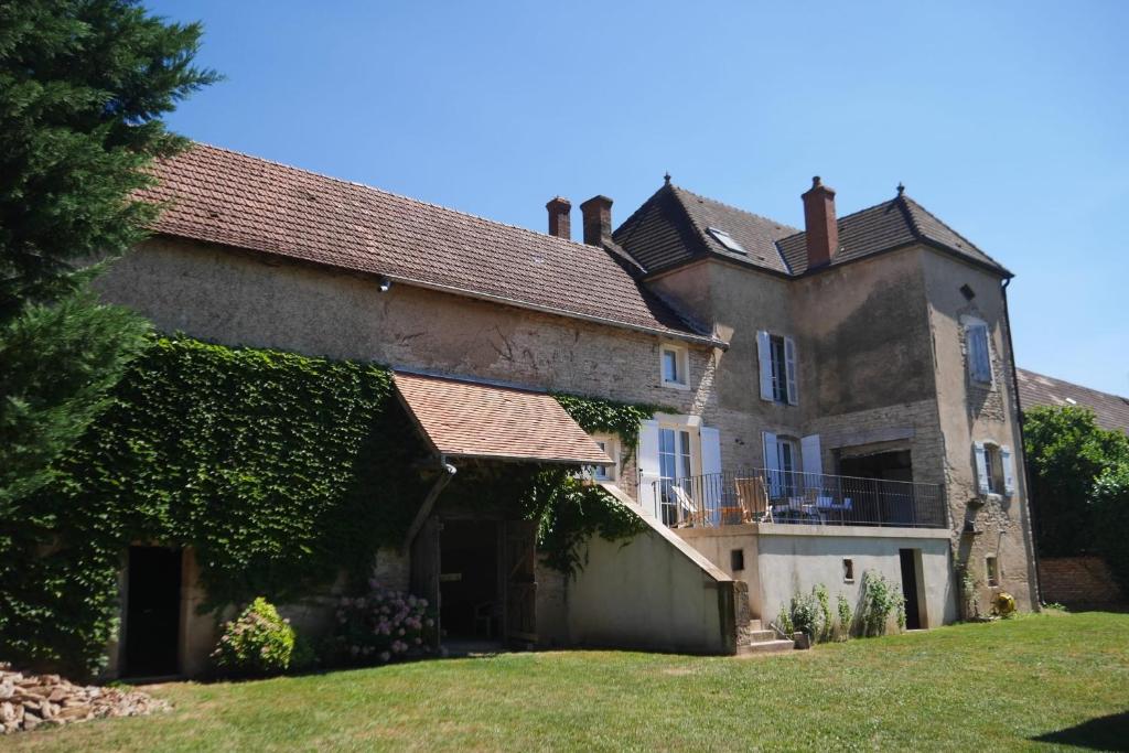 Séjour à la ferme La Bergerie -Nanton ancienne ferme rénovée avec piscine  pour familles 143 rue du 4 Septembre 1944 Le Chalot 71240 Nanton