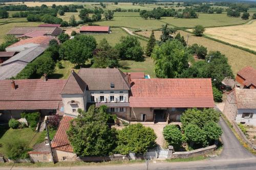 La Bergerie -Nanton ancienne ferme rénovée avec piscine  pour familles