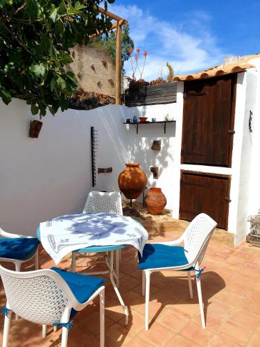 Restored 2 Bedroom Farmhouse - Aircon Wifi Plunge Pool