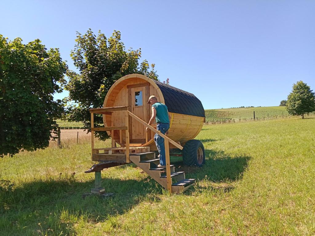 Séjour à la ferme Un tonneau à la belle étoile FERME DE CHEREVIE 89530 Irancy